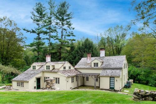West Cornwall House | Pet-Friendly Holiday Homes in CT – 4-Star Comfort Awaits