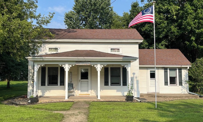 Cordova House | Historic Oak Cliff Farmhouse with River View & Breakfast