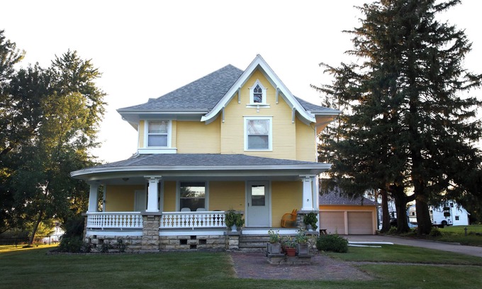 Marion House | Historic Farmhouse Retreat in Marion - Pet Friendly & Family Ready