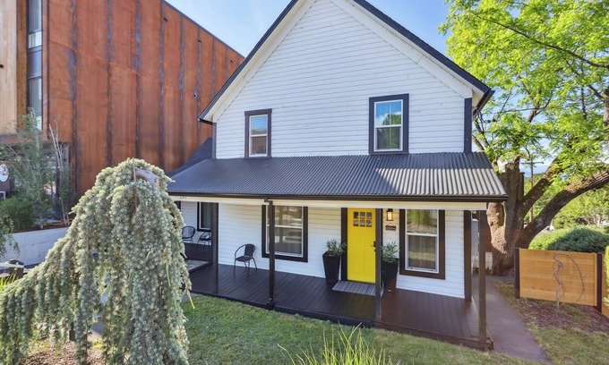 White Salmon Other | Idyllic Farmhouse Retreat in Downtown White Salmon