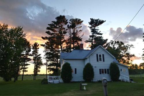 Polk County House | Peaceful Farmhouse Getaway with Fire Pit - Pet Friendly