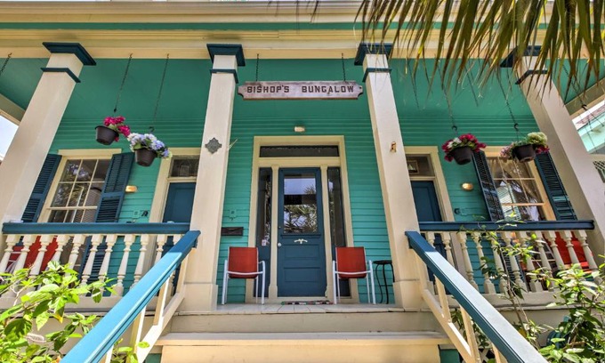 San Jacinto Apartment | Historic Galveston Apartment with Spa - Steps from The Strand!