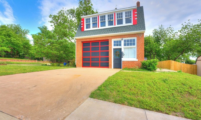 Guthrie House | Historic Guthrie Firehouse - Sleeps 6 - Completely updated - Very Special