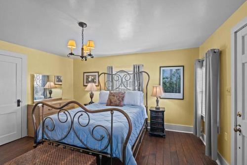 New Bern House | Historic Hartsfield House: Pet Friendly & Guest Rated 9/10