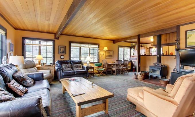 Downtown Cannon Beach House | Historic Haystack Cabin: Family & Pet-Friendly Retreat
