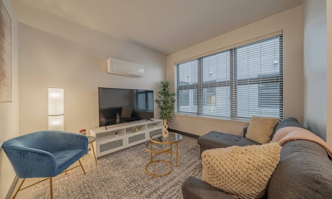 East Town Apartment | Historic Hidden Gem with High-Speed Wi-Fi & Gym Access