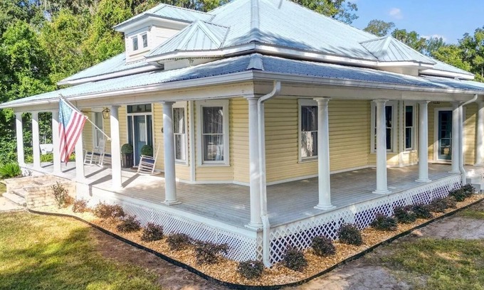 Bushnell House | Historic home away from home
