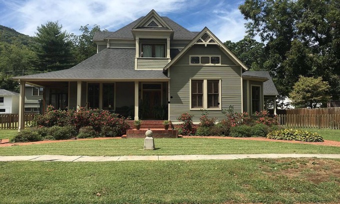 South Pittsburg House | Historic home in quaint town of South Pittsburg. Just off I-24.