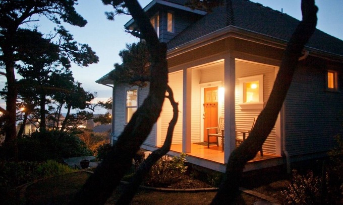 Newport House | Inviting Historic Home in Nye Beach with Ocean Views & Hot Tub