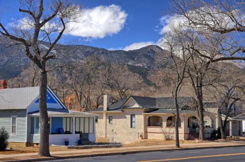Colorado Springs House | Elegant Historic Home with Pikes Peak Views & Pet Friendly
