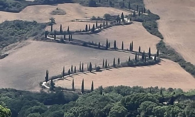 Contignano House | Historic Retreat in Valdorcia with Pool and Spa Amenities