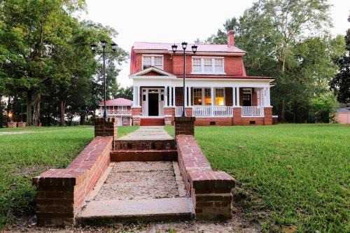 Tuskegee House | Historic House on the Hill: Family-Friendly Retreat