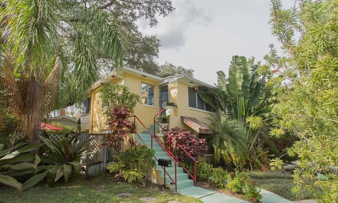 Historic Hyde Park North Apartment | Historic Hyde Park Retreat with Courtyard & Spa Amenities