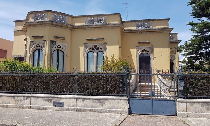 Carpignano Salentino Villa | Historic Villa with Beautiful Frescoes and Serene Garden