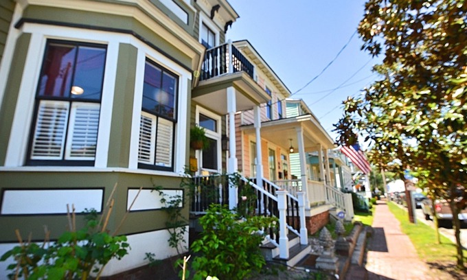 Beach Institute House | Historic John Starr 1892 Home: Pet Friendly & Family Ready