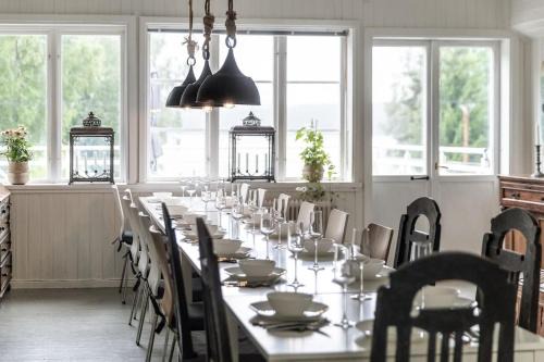 Sunnansjo Villa | Serene Historic Villa - Ski, Boat & Relax by the Lakeside