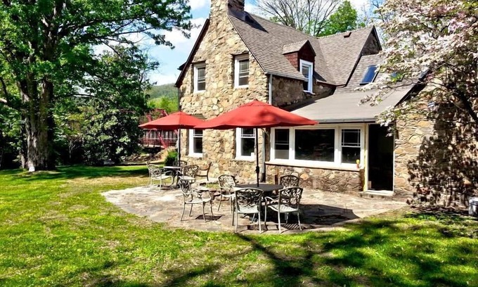 Hot Springs House | Historic Waterfront Home in Downtown Hot Springs – 10/10 Rating