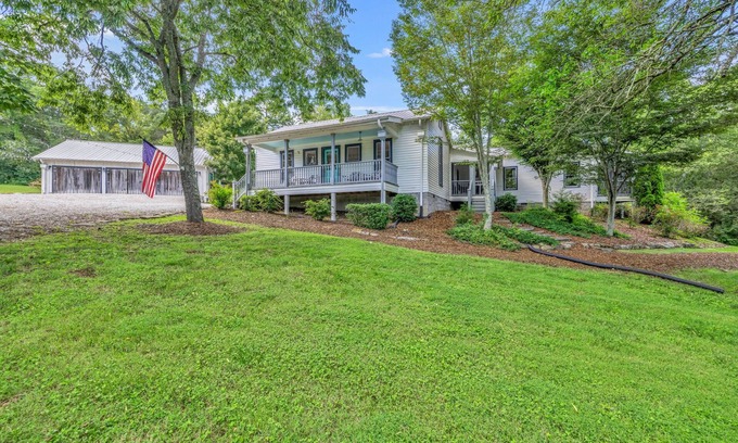 Leipers Fork House | Historic Leiper's Fork Inn: Rated 10/10 with Family Amenities