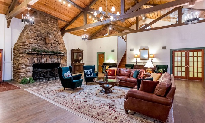 Keezletown Cabin | Historic Lodge with Hot Tub, Near JMU & Massanutten