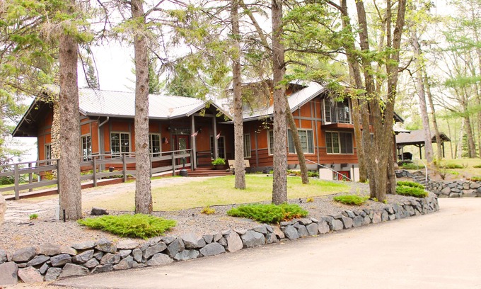 Walker Cabin | Historic Lodge with Pool and Breakfast on 48 Acres