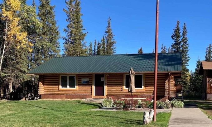 Tok House | Historic Log Home Steps from Town with Pool & Breakfast