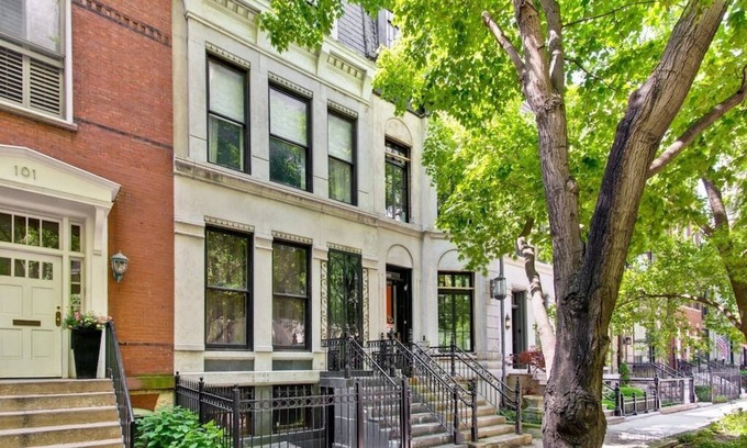 Gold Coast House | Historic Chicago Townhouse in Prime Location with Great Amenities
