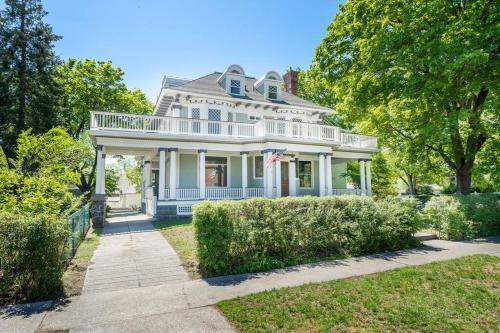 Spokane House | Historic Manor: Family-Friendly Retreat with 8 Bedrooms