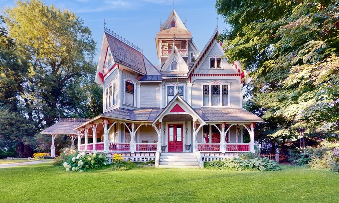 Richford House | Historic mansion, pool table, ping pong, wifi, w/d, gazebo, porch, TVs, views