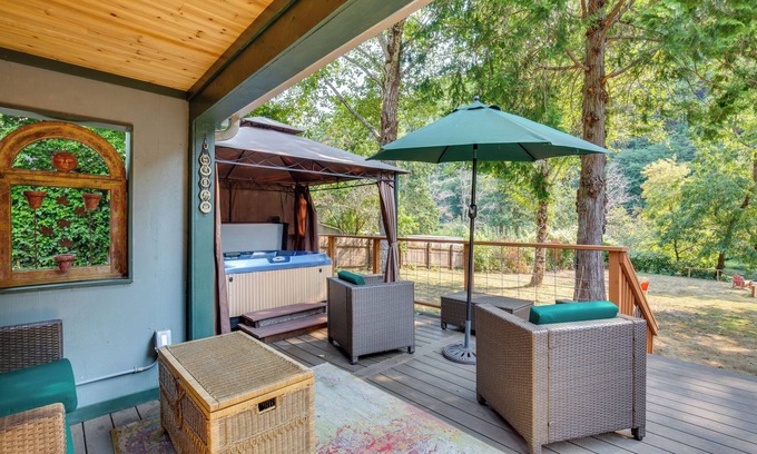 Mapleton Cottage | Historic Mapleton Cottage with River Views and Hot Tub