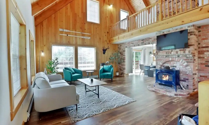 Mineral Cabin | Historic Mineral Lodge with Lake Views & Hot Tub Access