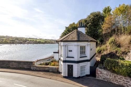 Teignmouth House | Historic 'Old Toll House' at Shaldon Bridge - Pet Friendly!