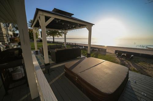 Sylvan Beach House | Historic Oneida Lake House Condo with Ocean View & Hot Tub