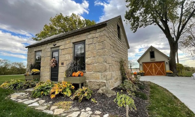 Pella House | Historic Cottage Getaway - The Rock House with Kitchen