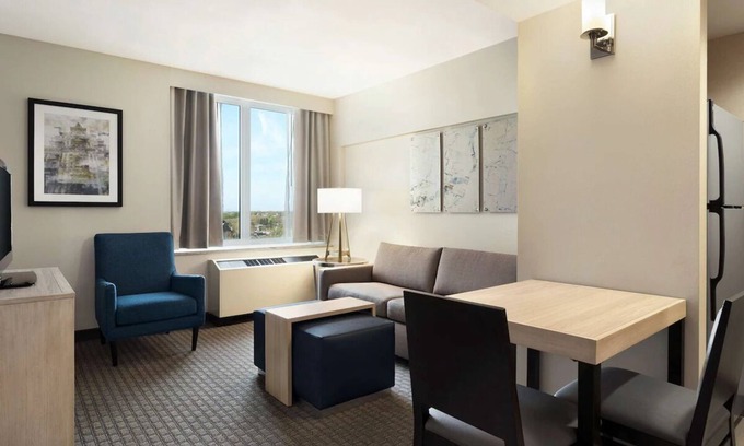 Spruce Hill Hotel | Convenient Suites Near UPenn with Full Kitchens & Pool Access