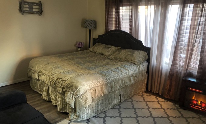 Middletown Apartment | Charming Historic Room with Kitchen in Downtown Middletown