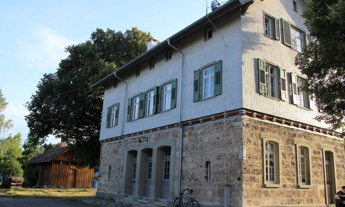 Deisslingen Apartment | Historic Bahnhofsg: Exceptional Stay with Pool & Breakfast