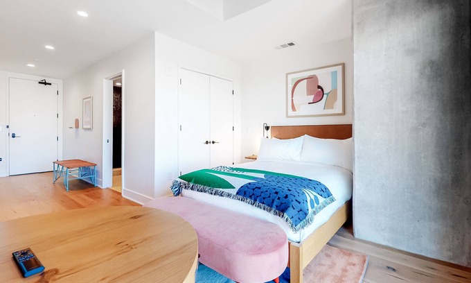 Rainey Street Historic District Apartment | Historic Rainey Street Condo with City Views & Rooftop Pool