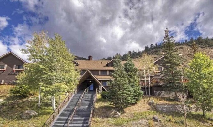 June Lake House | Historic High Sierra Alpine Lodge with Stunning Lake Views