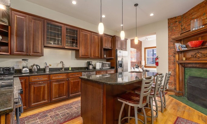 Adams Morgan House | Historic 5 Bedroom Retreat in Adams Morgan with Spa & Breakfast