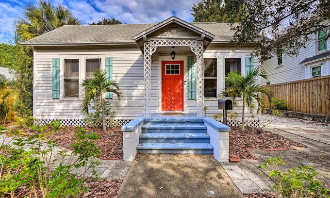Tarpon Springs Cottage | Historic Tarpon Springs Retreat with Oceanfront Amenities
