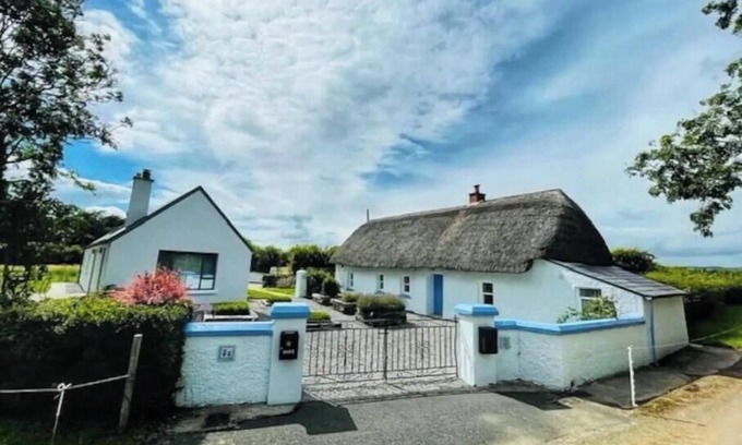 Tullaroan Cottage | Historic Thatched Cottage Retreat in Co Kilkenny
