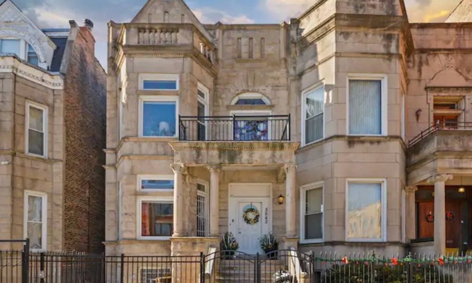 Washington Park Condo | Historic Washington-Hyde Park Greystone with Spa & Breakfast