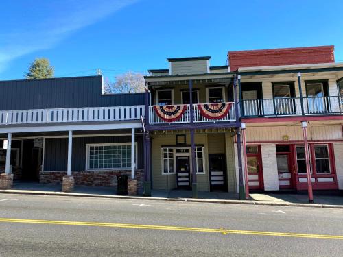 Sonora Apartment | Charming Historic Washington St Balcony with Family Amenities