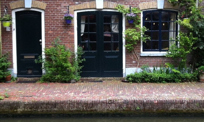 Utrecht City Center Bed & Breakfast | Historic Wharf Apartment: Canal Views & Spa Amenities