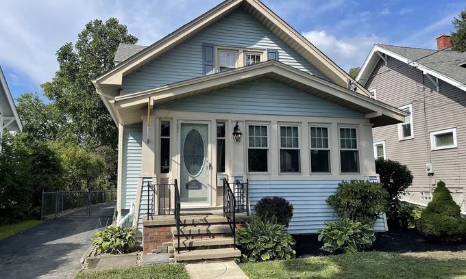 Orchard Park House | Charming Retreat in Orchard Park with Breakfast Included