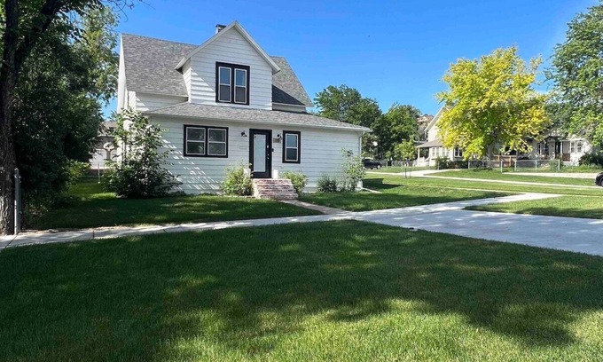 Rapid City House | Historic Downtown Cottage with Hot Tub & Pet-Friendly Stay