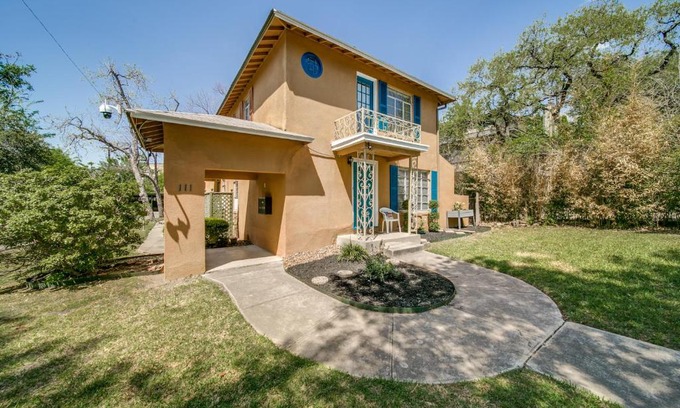 Uptown Apartment | Historic Escape in Iconic Alamo Heights with Sky Views