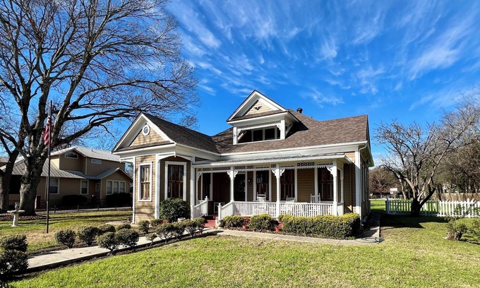 Seguin House | Historical Krezdorn House in the heart of Seguin!