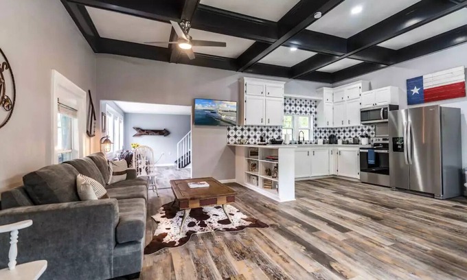 Leander House | Historic Leander Lodge: Ideal for Families, Steps to Lake Travis