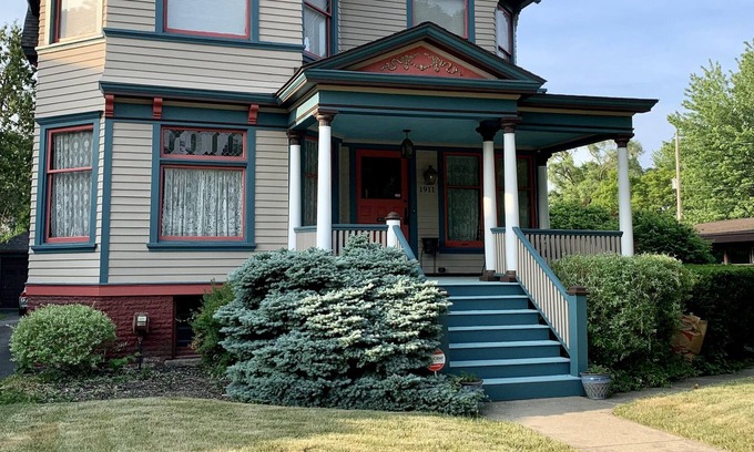 Center Avenue Historic District House | Historical Victorian Mini-Mansion! Baby Grand Piano-Pool Table-Full Kitchen